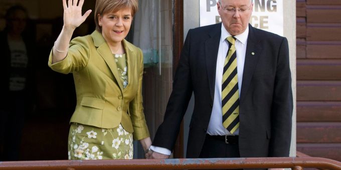 Nicola Sturgeon (l.) mit Ehemann Peter Murrell. Nicola Sturgeon (l.) mit Ehemann Peter Murrell.