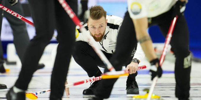 Yannick Schwaller und Co. sind an der Curling-WM im kanadischen Ottawa weiter auf Kurs. curling wm