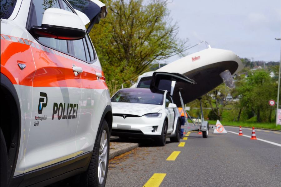 Der Bootsanhänger wurde von einem Tesla gezogen.