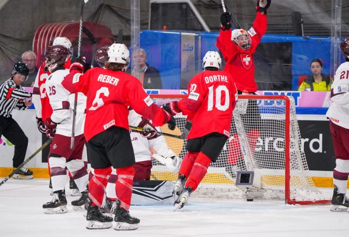 Die Schweizer jubeln an der U18-Eishockey-WM in Basel über einen Treffer gegen Lettland. Schweiz Lettland U18-Hockey-WM