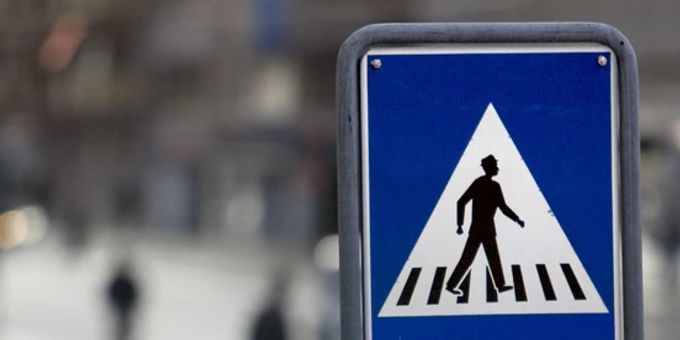 Ein Verkehrsschild zeigt einen sterotypischen Mann mit Hut auf einem Fussgägnerstreifen: Für Nationalrätin Manuela Weichelt ist diese Signalisation aus der Zeit gefallen. (Symbolbild) Verkehrssignale Strassenschilder