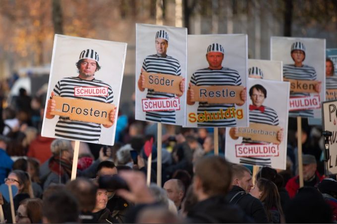 Für Personen, die nicht an das Coronavirus glaubten oder die Massnahmen masslos übertrieben fanden, war Christian Drosten ein Feindbild. Drosten