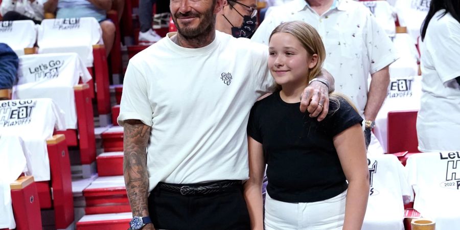 David Beckham mit seiner Tochter Harper bei einem Basketballspiel in Miami.