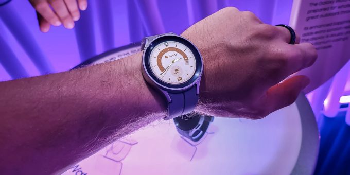 Die Samsung Galaxy Watch5 Pro wirkt am Handgelenk definitiv etwas klobig, aber auch wirklich robust. Samsung Galaxy Watch5 Pro