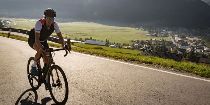 Monika Sattler auf dem Weg zum nächsten Pass auf Etappe 14 Monika Sattler auf dem Velo