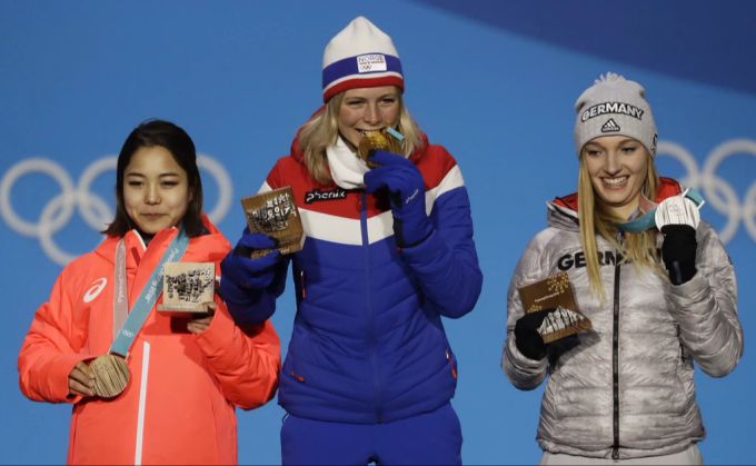 Maren Lundby (Mitte) holte bei Olympia 2018 in PyeongChang Skisprung-Gold. Maren Lundby Olympia 2018