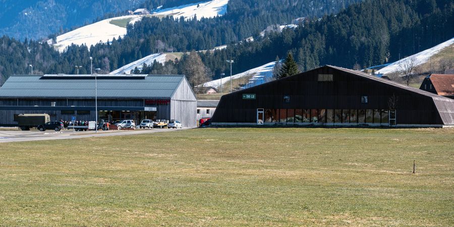 Die Sport- und Mehrzweckhalle Ebnet in Escholzmatt. Rechts die Halle des Tennis Club.