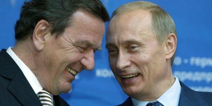 Gerhard Schröder und Wladimir Putin im Jahr 2004. gerhard schröder