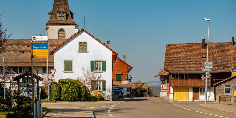 Die Hauptstrasse in Berg am Irchel.