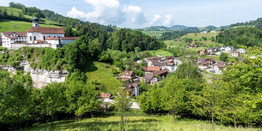 Wallfahrtskirche und Kloster Werthenstein. Rechts die Gemeinde Werthenstein.