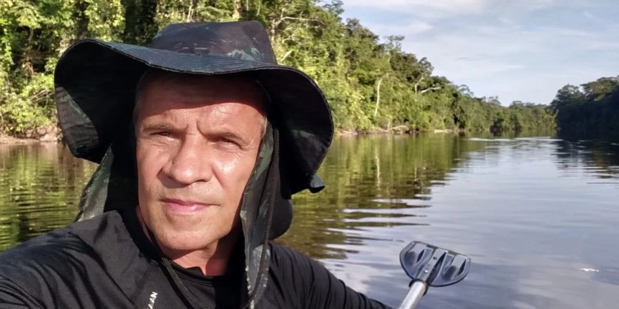 Christoph Jaster, Direktor des brasilianischen Nationalparks Tumucumaque, fährt mit einem Boot durch den brasilianischen Regenwald.