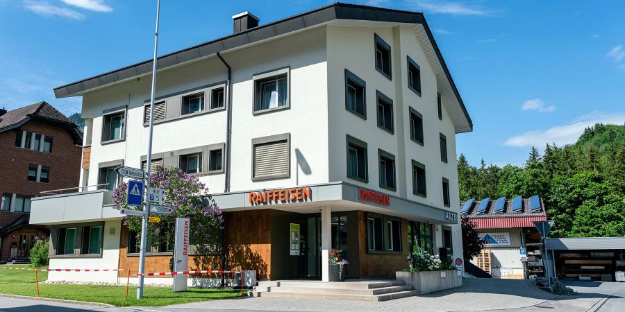 Die Raiffeisenbank im Entlebuch und das Arzthaus an der Sonnenmatte in Flühli.