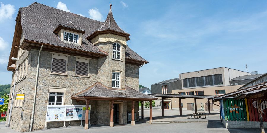 Die Gemeindeverwaltung an der Romooserstrasse 2 in Doppleschwand. Hinten das Primarschulhaus.