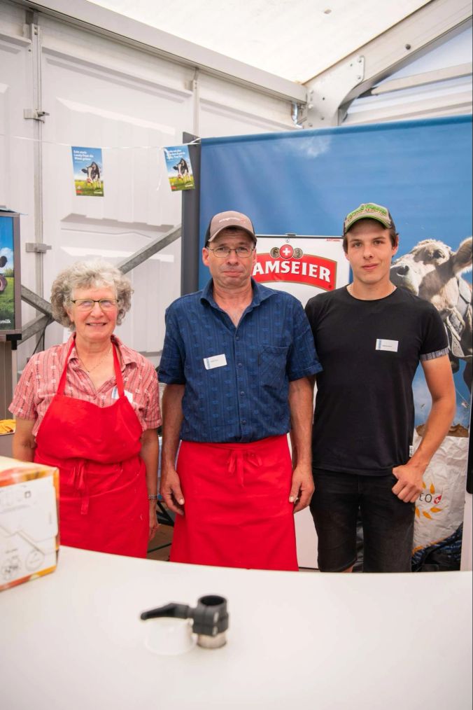 Ursi, Wädi und Raphael arbeiten an einem der vielen Stände vom "Buureland Bezirk Hinwil".