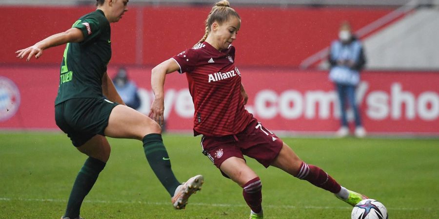 Bayerns Giulia Gwinn (r) kommt vor Wolfsburgs Lena Lattwein an den Ball.