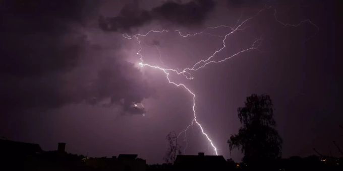 Hagel, Regen, Wind - Heftige Gewitterfront zog über die Schweiz