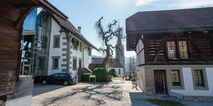 Das Gotthelf Zentrum Emmental in Lützelflüh mit Kirche und Pfrundschüür. Das Gotthelf Zentrum Emmental in Lützelflüh mit Kirche und Pfrundschüür.