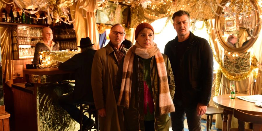 Die Kommissare Ludwig Schaller (Alexander Held, l-r), Angelika Flierl (Bernadette Heerwagen) und Harald Neuhauser (Marcus Mittermeier) schauen sich nach dem Anschlag auf Flierl nochmals im Gloria's um.