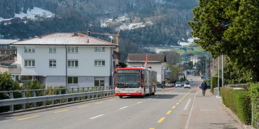 Busdurchfahrt auf der Bergstrasse in Oberarth im Kanton Schwyz.