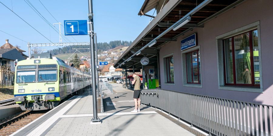 Der BLS Bahnhof Grosshöchstetten mit einfahrender S8 nach Konolfingen.