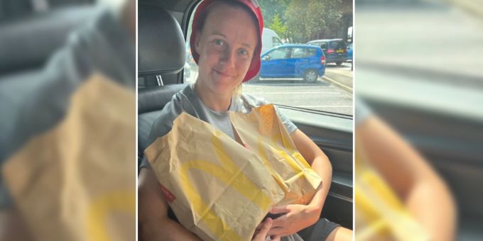 Beth Mead gönnt sich nach dem EM-Titel eine grosse Portion Fast Food. Euro 2022