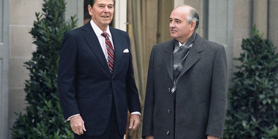 Im November 1985 treffen sich die beiden Staatschefs der Supermächte Sowjetunion und USA, Michail Gorbatschow (rechts) und Ronald Reagan (links), zu einem richtungsweisenden Gipfel in Genf. (Archivbild)