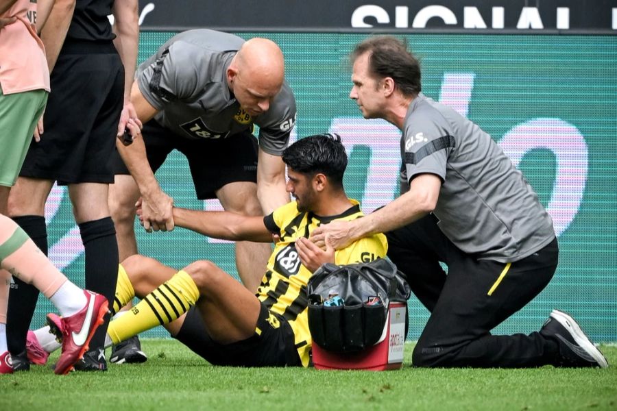 Mittelfeldspieler Mahmoud Dahoud muss in der ersten Halbzeit verletzt ausgewechselt werden.