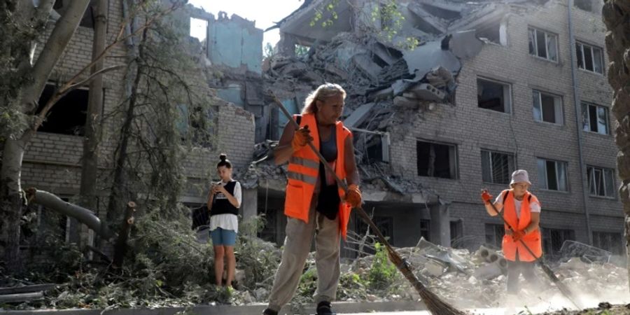 Aufräumarbeiten im zerbombten Mykolajiw