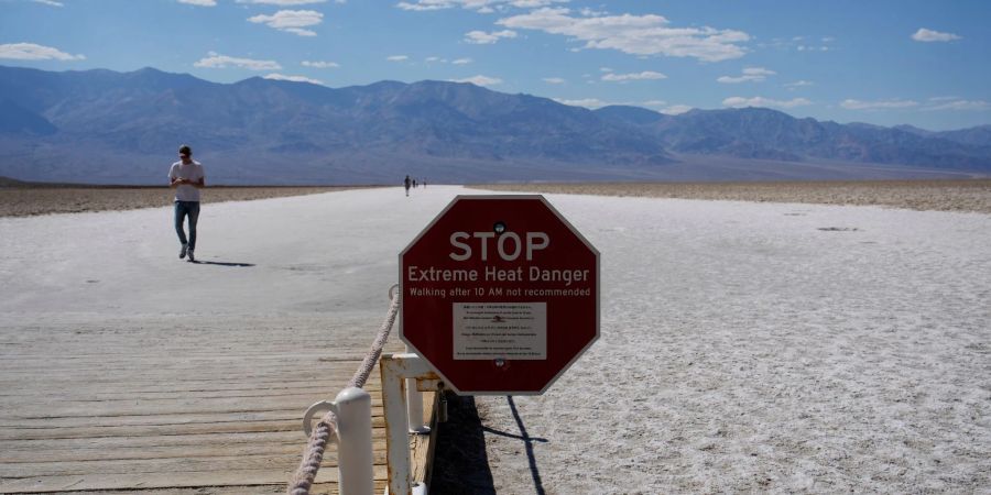 Ein Schild warnt im kalifornischen Death Valley vor extremer Hitze