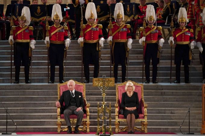 König Charles III. und seine Frau Camilla in der Westminster Hall. Charles & Camilla