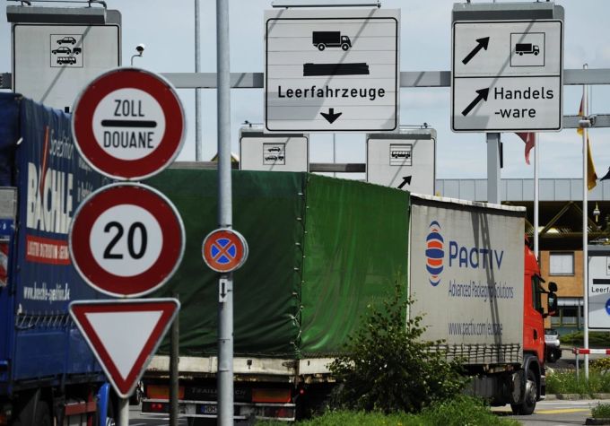 Lastwagen exportieren Waren beim Grenzübergang in Thayngen SH. (Symbolbild) Thayngen grenze