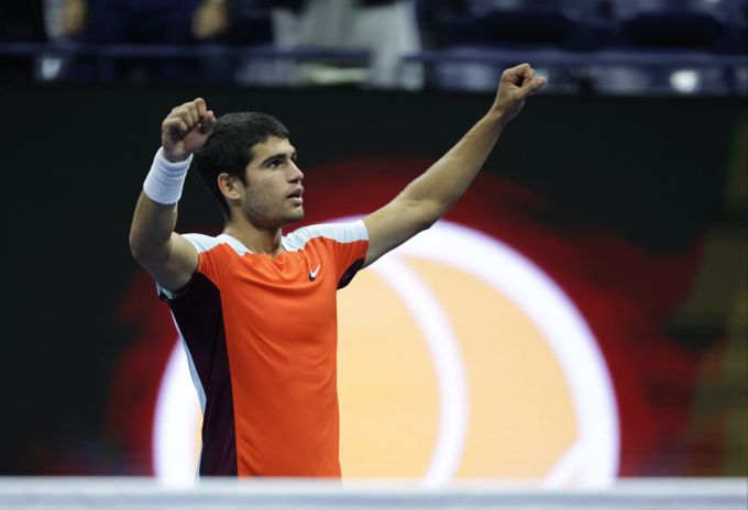 Nach einem weiteren Fünf-Satz-Sieg steht Carlos Alcaraz am US Open im Final. alcaraz