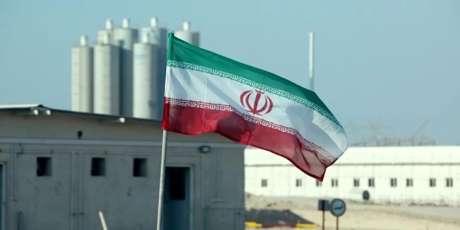 Iranische Flagge am Atomkraftwerk Buschehr