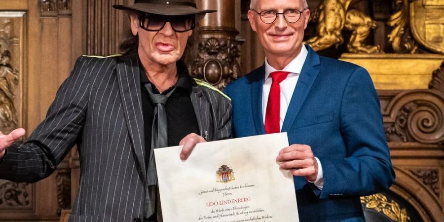 Bürgermeister Peter Tschentscher übergibt die Ehrenbürgerurkunde der Stadt Hamburg an Udo Lindenberg.