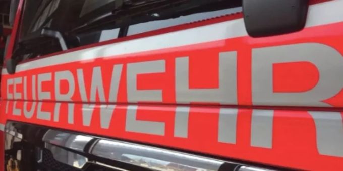 Polizist löscht die in Flammen stehende Pfanne. Verletzt wurde niemand.