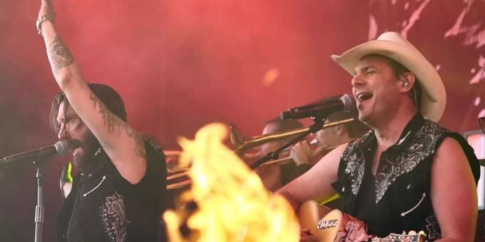 The BossHoss wollen beim Restart dabei sein. Foto: Thomas Frey/dpa The BossHoss