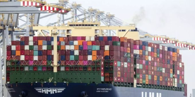 Container-Schiff in Rotterdam Container-Schiff in Rotterdam