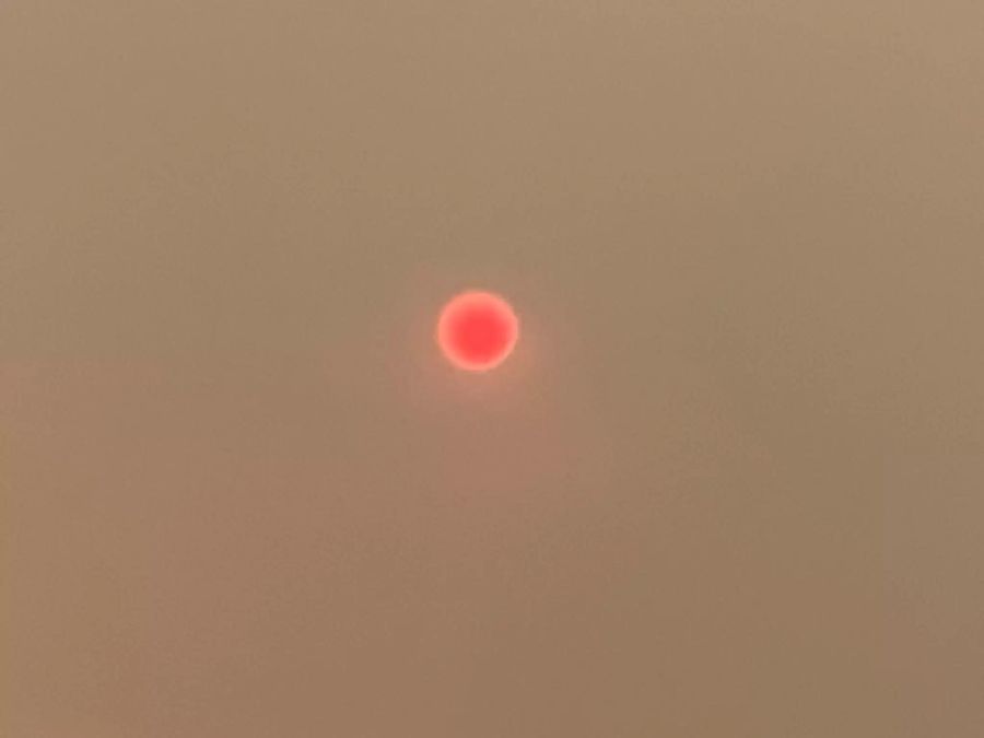 Die Sonne wirkt wie ein roter Feuerball.