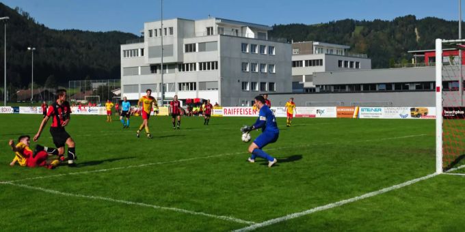 Fabian Langhart (2.v.l) trifft zum 2:0 für den FC Einsiedeln II. FC Einsiedeln II
