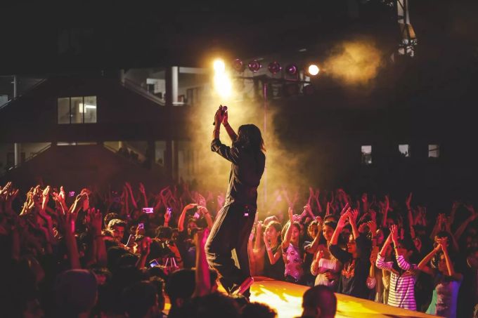 Ein solches Konzert war aufgrund der Coronakrise monatelang undenkbar. Dank Spenden vom Streaming-Anbieter Spotify werden Musiker zumindest teilweise entlastet. Konzert Spenden Spotify Corona