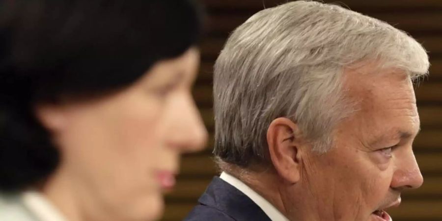 Vera Jourova (l), Vizepräsidentin der EU-Kommission, und Didier Reynders, EU-Kommissar für Justiz und Rechtsstaatlichkeit. Nachdem der Europäische Gerichtshof das Datenschutzabkommen «Privacy Shield» zwischen der EU und den USA gekippt hat, wollen beide Seiten über weitere Schritte beraten. Foto: Stephanie Lecocq/EPA Pool/AP/dpa