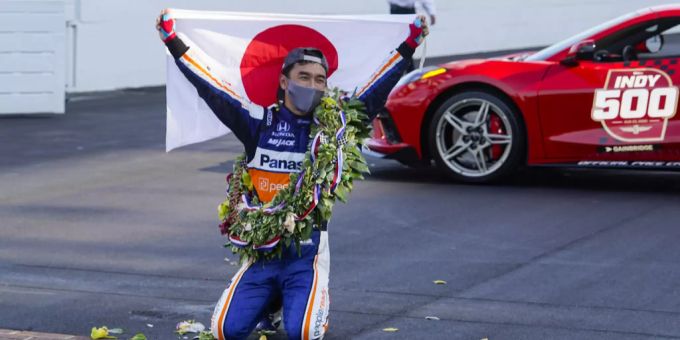 Takumo Sato feiert seinen Sieg am Indy 500. indianapolis motor speedway