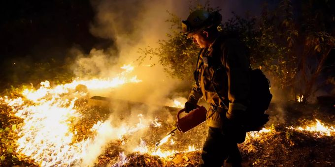 Ein Feuerwehrmann löscht den Waldbrand. Waldbrände in Kalifornien