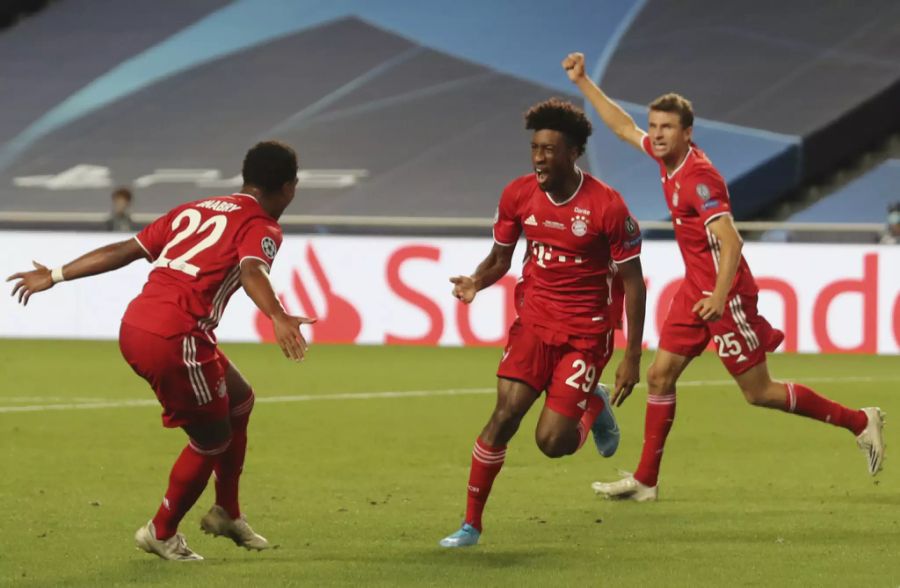 Kingsley Coman (M.) dreht nach seinem 1:0 jubelnd ab.