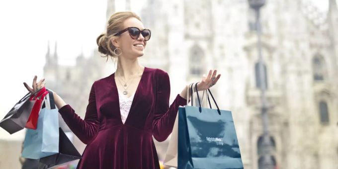 Mit Kleider kann man sich optisch grösser mogeln. Eine Frau am Shoppen