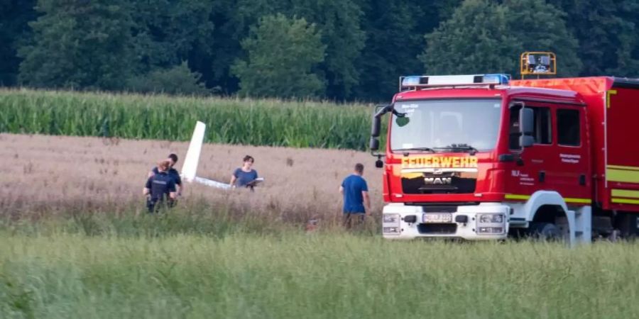 Einsatzkräfte arbeiten an der Absturzstelle von einem Kleinflugzeug. Foto: Stefan Puchner/dpa