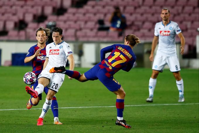 Antoine Griezmann und Ivan Rakitic (Barcelona) gegen Piotr Zielinski (Napoli). FC Barcelona SSC Napoli