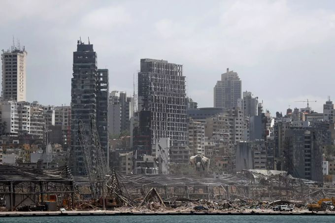 08.08.2020, Libanon, Beirut: Blick auf das zerstörte Hafenlager und die beschädigten Gebäude in der Nähe des Hafens, an dem sich am 04.08.2020 eine schwere Explosion ereignete. Die Bergungsarbeiten in den Trümmern des Beiruter Hafens kommen nur langsam voran. Foto: Hussein Malla/AP/dpa +++ dpa-Bildfunk +++ Nach der schweren Explosion in Beirut