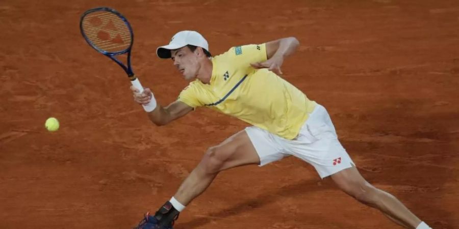 Daniel Altmaier unterlag dem Spanier Pablo Carreno Busta im French Open-Achtelfinale in drei Sätzen 2:6, 5:7, 2:6. Foto: Christophe Ena/AP/dpa