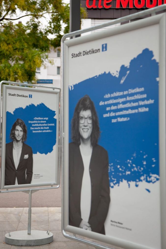 Es sind diverse Plakate an der Vernissage ausgestellt. Hier von Patric Hariri und Martina Meier.